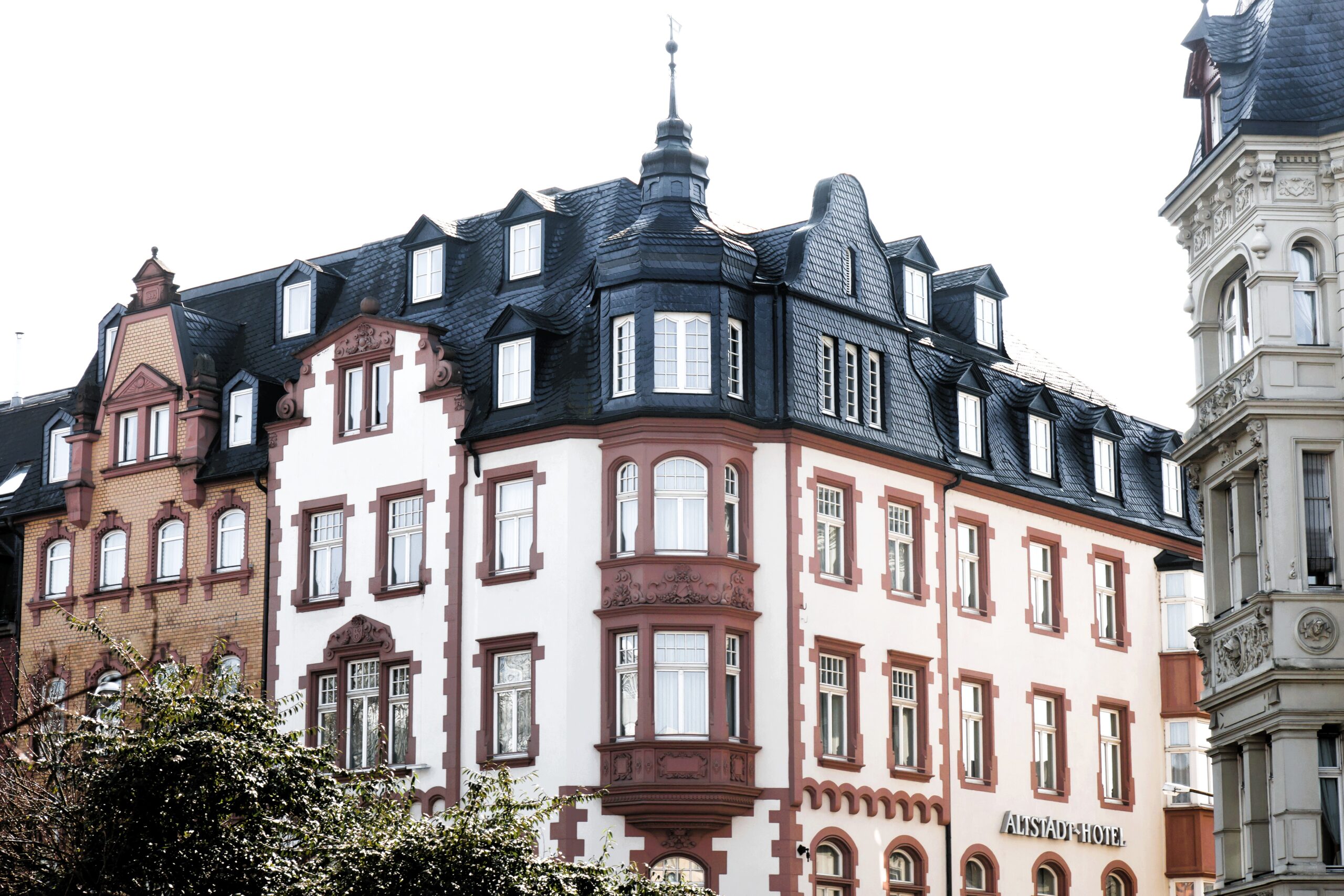 Ein historisches Gebäude in der Altstadt von Trier mit traditionellem Schieferdach